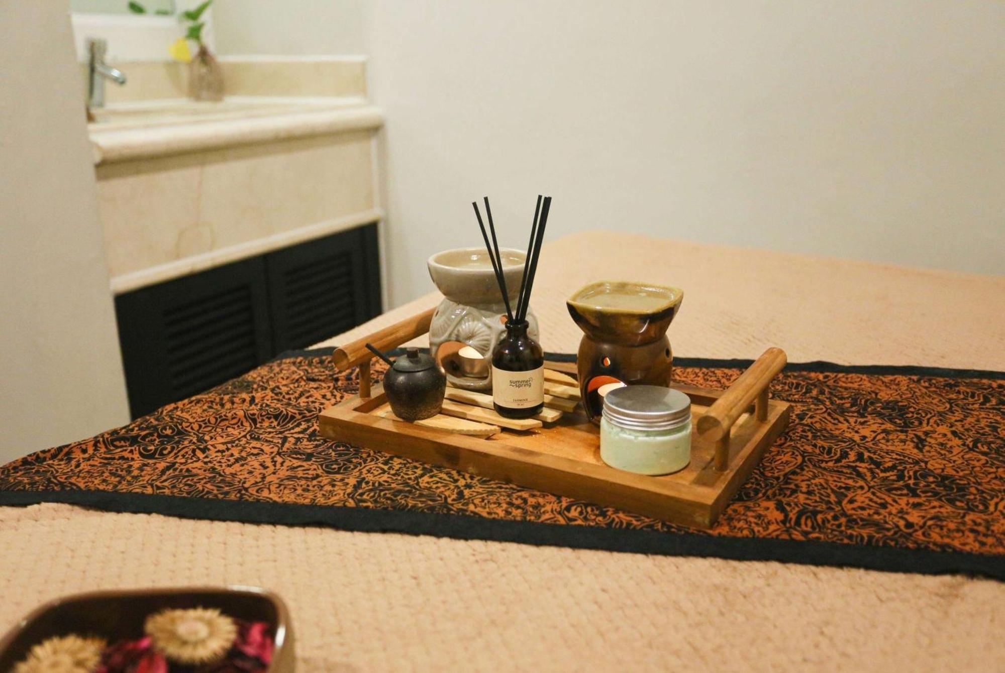 Wyndham Casablanca Jakarta Luaran gambar A spa treatment