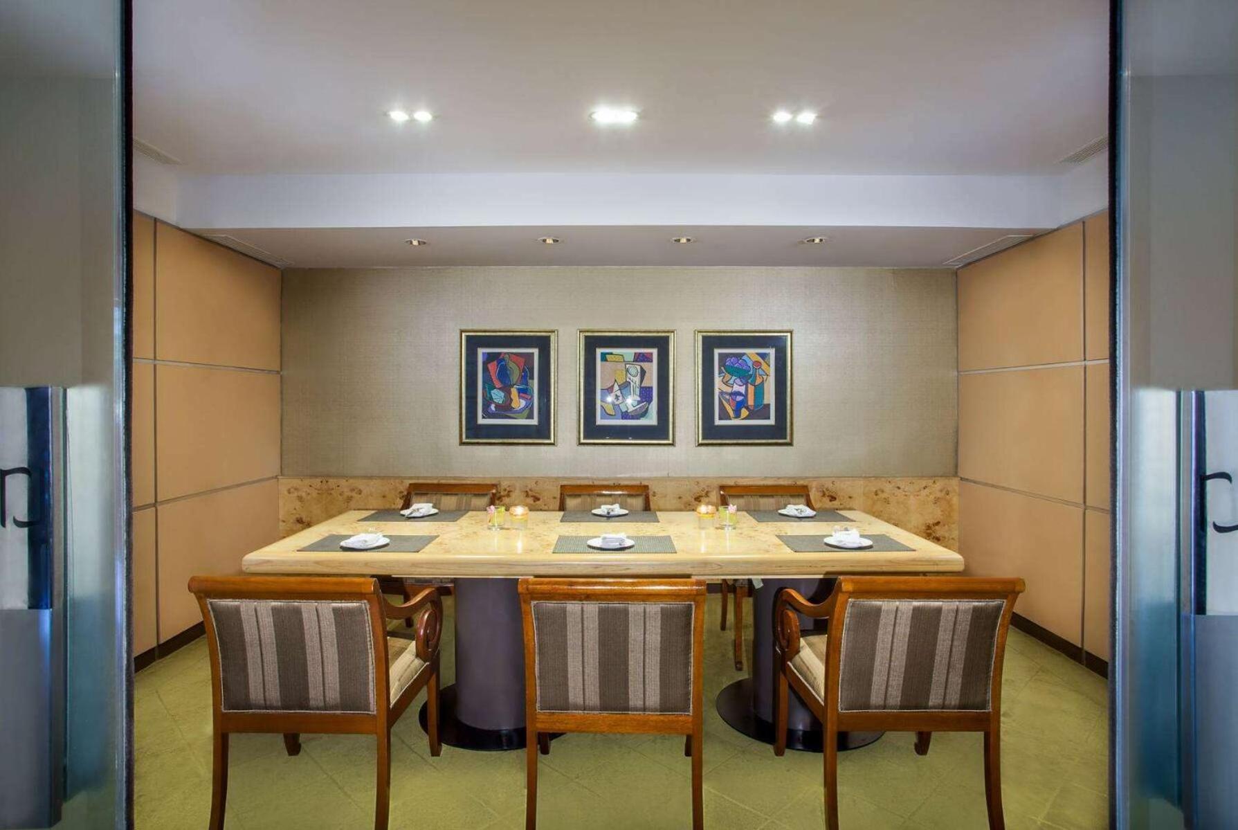 Wyndham Casablanca Jakarta Luaran gambar A private dining room at the restaurant